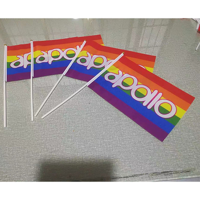 De Hand van de YaoYanglgbt Vlag - gehouden Pride Rainbow Flag Small Mini