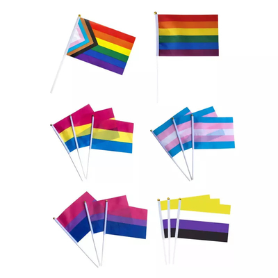 Gedrukte Handbediende de Regenboogvlag van Vooruitgangspride flag waterproof LGBT